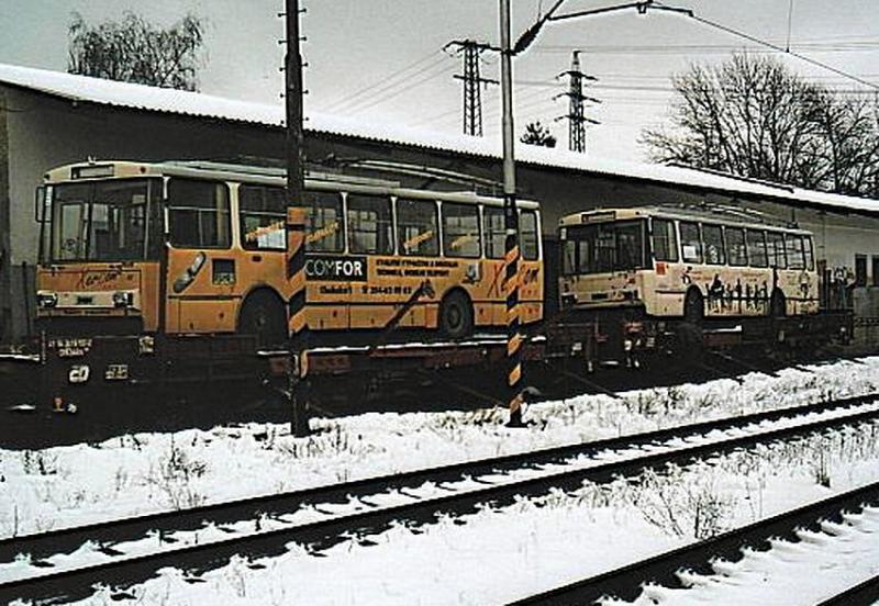 Odkaz na snímek na http://mdml.cz
Místo: Žst. Mariánské Lázně
Popis: Dvojice vozů 14Tr č. 47 a 46
připravená k odeslání
po železnici do svého
nového působiště -
litevského Kaunasu.
Datum: 23.11.2005